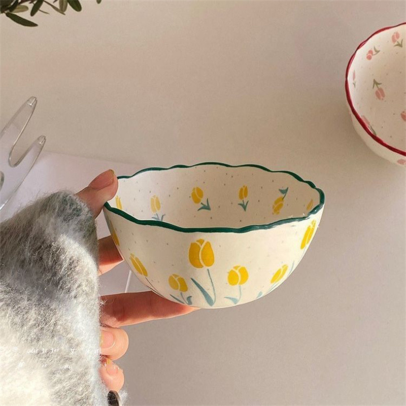 Mažas šviežių tulpių keraminis dubenėlis su labai gražiu susmulkintų gėlių pusryčių dubenėliu studentų bendrabutyje greitai paruošiamų makaronų dubenėlis su salotomis