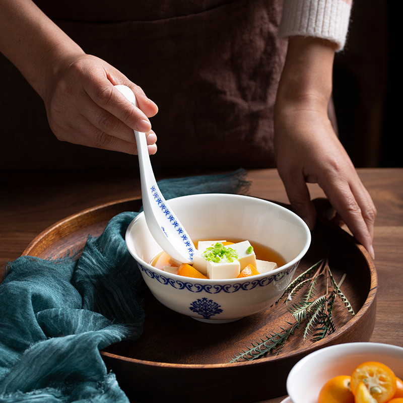 Kūrybinė keraminė lėkštė mėlynai balti porcelianiniai viešbučio vakarienės rinkiniai Lėkštės ir indai Europietiškas namų svetainė Vaisių salotų patiekalas