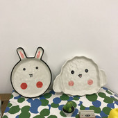 Juokingi lėkštės, kūrybingi nišų dizainai, keraminės lėkštės, mieli animacinių filmų buitiniai desertai, vaisiai