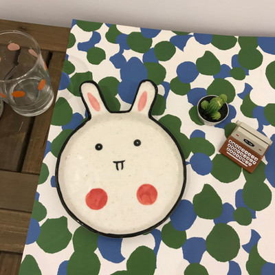 Juokingi lėkštės, kūrybingi nišų dizainai, keraminės lėkštės, mieli animacinių filmų buitiniai desertai, vaisiai