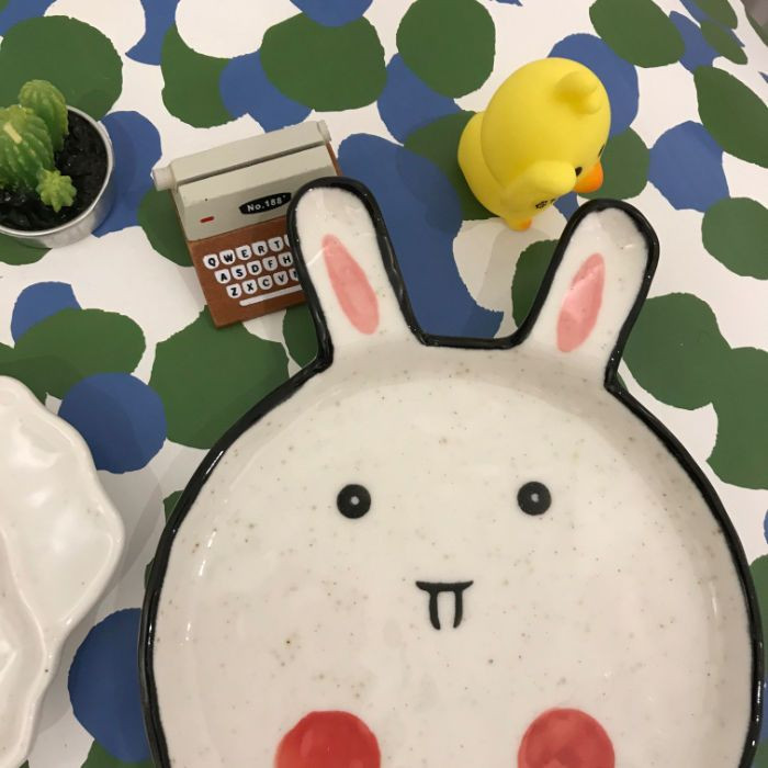 Juokingi lėkštės, kūrybingi nišų dizainai, keraminės lėkštės, mieli animacinių filmų buitiniai desertai, vaisiai