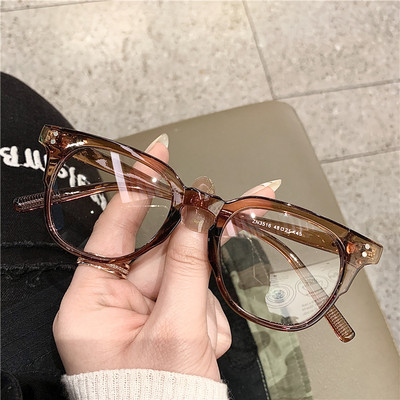 Suured ruudukujulised raamiga tavalised prillid