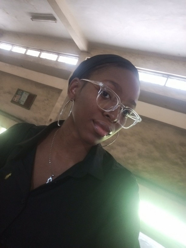 Suured ruudukujulised raamiga tavalised prillid