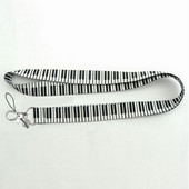 Minkšti fortepijono klavišai, patvarūs, „pasidaryk pats“ aksesuarai, rankoje laikomi pakabinami užrašai Pradžia Mobiliojo telefono dirželiai