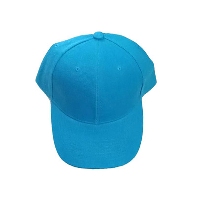 Mehed, naised, mitmevärvilised pesapallimütsid.