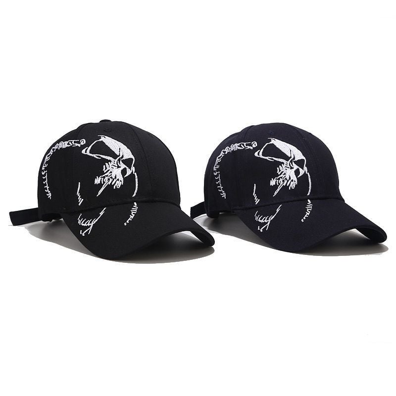 Įprasta medvilninė sportinė beisbolo kepuraitė, išsiuvinėta kaukolė