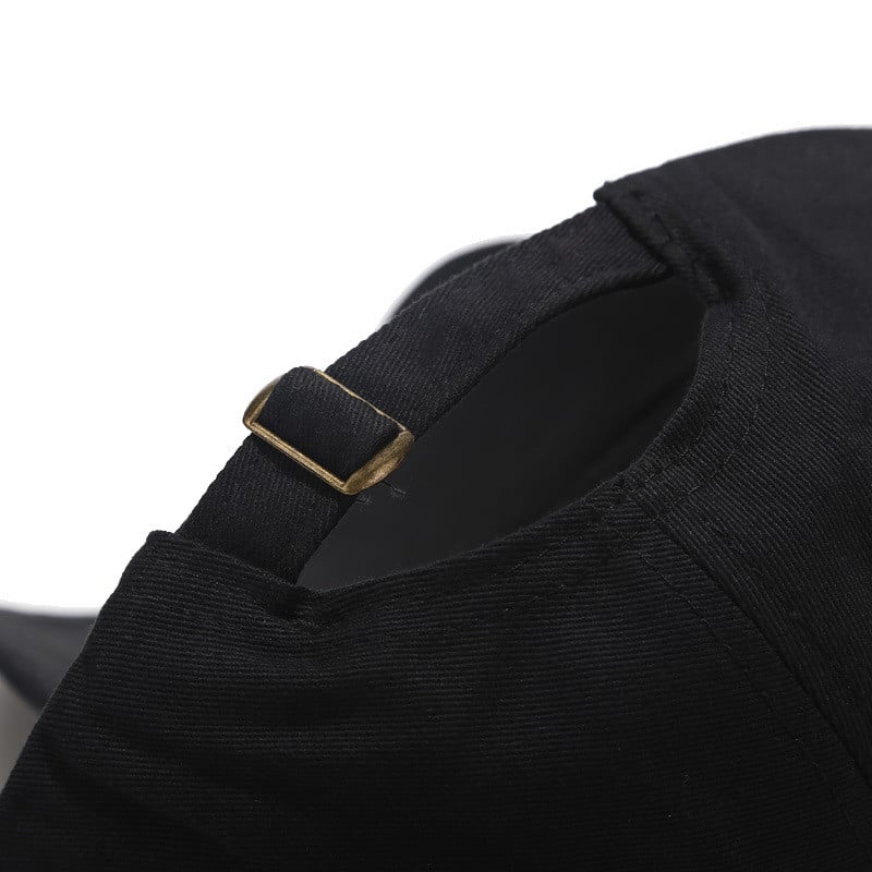 Įprasta medvilninė sportinė beisbolo kepuraitė, išsiuvinėta kaukolė