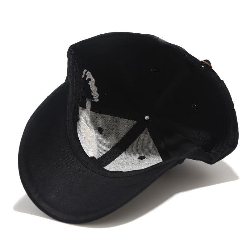 Įprasta medvilninė sportinė beisbolo kepuraitė, išsiuvinėta kaukolė