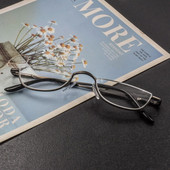 Väikesed poolkaadrilised lugemisprillid Ultralight vedrujalad Kaasaskantavad isikupära presbüoopilised prillid Semilune metallist prillid +1,0~+4,0
