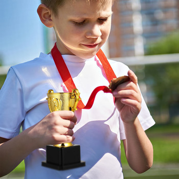 Творчески спортни състезания Победител Награда Трофей Пластмасов трофей с основа за детска градина Училищни игри Състезания Подарък за благосклонност