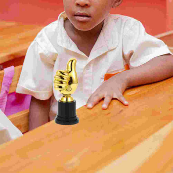 Детски страхотен трофей Детска купа Награда Декор Баскетболен модел Наздраве във формата на палец Пластмасов забавен