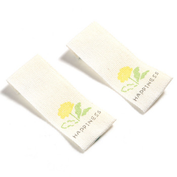 100PCs Flower Printed Brige Labels Миещи се детски дрехи Чанти Облекло Основни етикети Ръчно изработени памучни тъкани етикети Шевни аксесоари