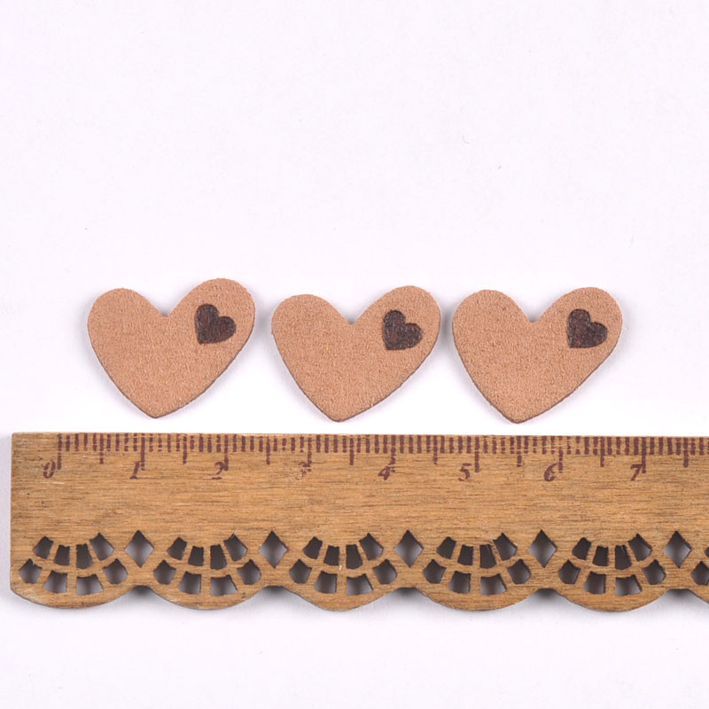 50Pcs Heart Pattern Love Embossing Кожени етикети Дрехи Направи си сам шевни аксесоари Консумативи за облекло Банер Етикети за ръчна работа c3508