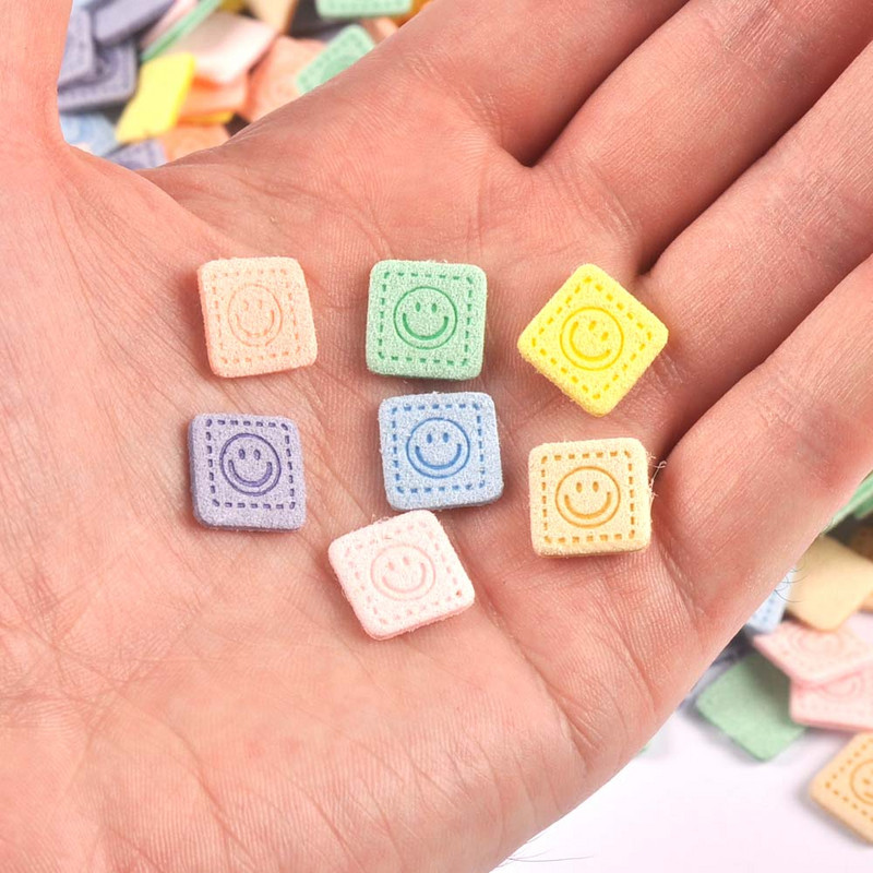 50 vnt. Mini kvadratinės šypsenos reljefinės etiketės siuvimo reikmenims „pasidaryk pats“ drabužių reikmenys, plaunami priežiūros drabužių krepšiai, kepurės Žymės c3529