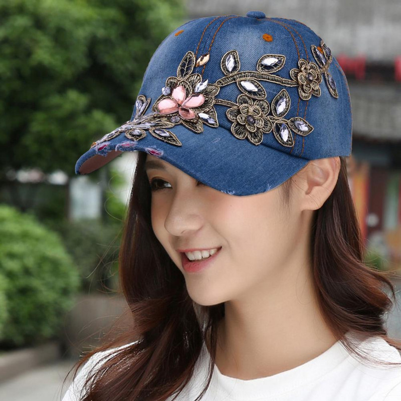 Nuostabi beisbolo kepurė, kurią lengva priderinti prie jauno stiliaus moteriškos kepuraitės su gėlėmis siuvinėjimo kremas nuo saulės