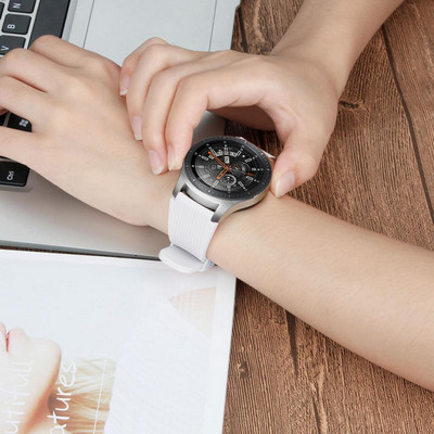 Csere óraszíjak - Állítható szilikon sportkarkötő 46 mm-hez légáteresztő lyukakkal