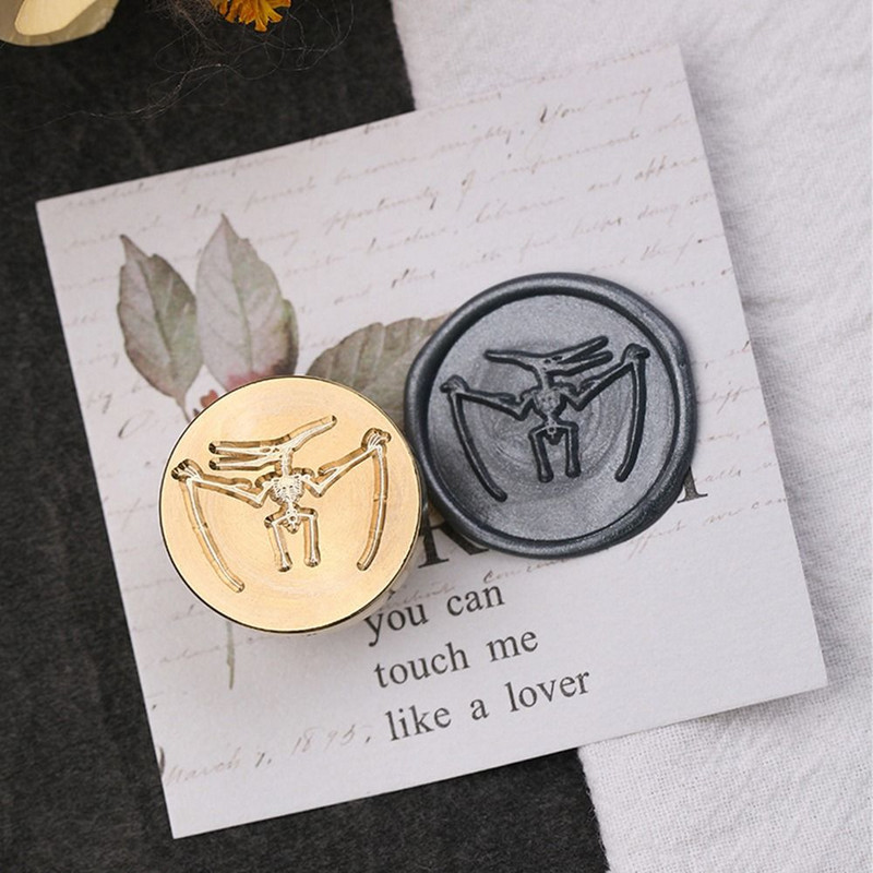 „Pasidaryk pats“ vokų albumai „Pasidaryk pats“ sužadėtuvės Iškarpų albumo dekoravimas Ugnies dažų antspaudas Antspaudas Reljefinis antspaudas Vaško antspaudas Antspaudas