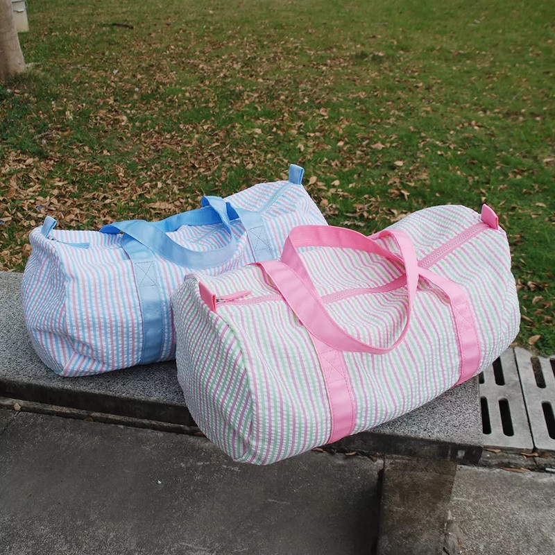Sinine segavärvi triipudega laste Seersucker reisikott Isikupärastatud monogrammiga tikitud Duffel Barrel kott Reisikott DOM