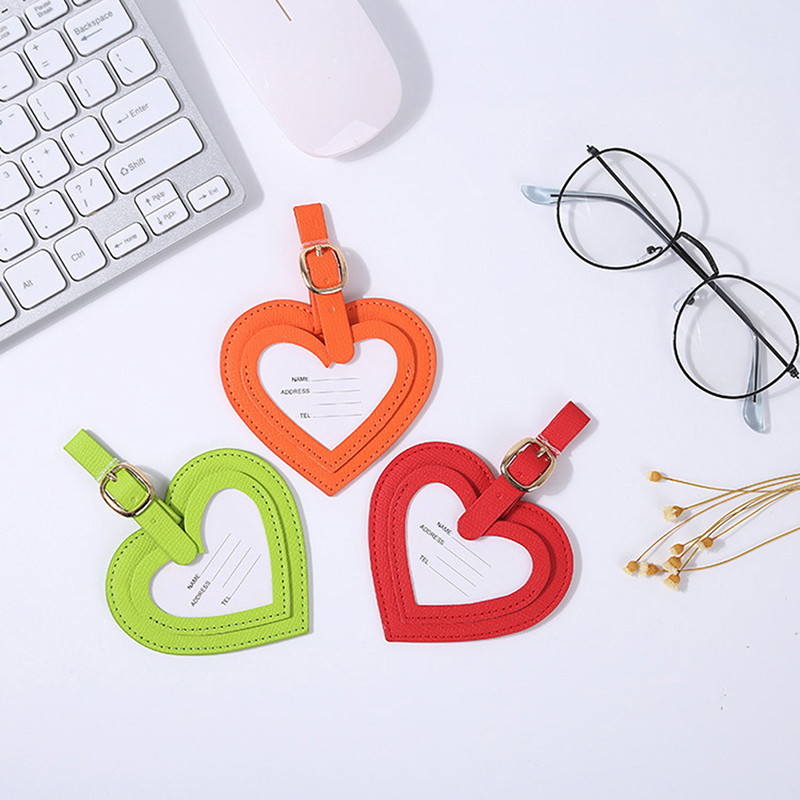 Širdelės formos PU odinė bagažo etiketė Lagamino identifikatorius Etiketė Bagažo įlaipinimo krepšio etiketė Pavadinimas ID Adresas Laikiklis Kelioninis aksesuaras