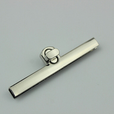 Senovinis krepšys, metalinis užsegimas, pasukamas spynos pasukamas mygtukas, skirtas „pasidaryk pats“ rankinei.