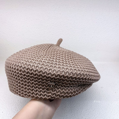 Moteriškos vasarinės kepuraitės nertos beretės kepuraitės Minkštos apleistos beretės kepuraitės nuo saulės Prašmatnios išpjovos beretės kepurės Megztos kepuraitės kepuraitės prancūziškos tapytojos kepurė