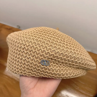 Moteriškos vasarinės kepuraitės nertos beretės kepuraitės Minkštos apleistos beretės kepuraitės nuo saulės Prašmatnios išpjovos beretės kepurės Megztos kepuraitės kepuraitės prancūziškos tapytojos kepurė