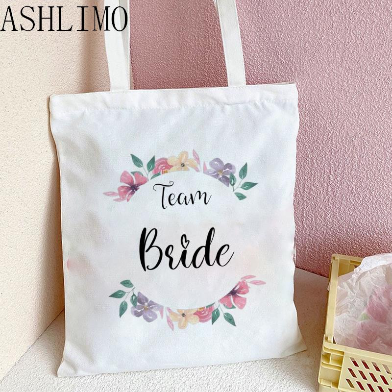 Екип Bride To Be Wedding DecorationCtonton Len Tote Bag Чанти за подаръци за шаферки Подаръци за булчински душ Подаръци за моминско парти