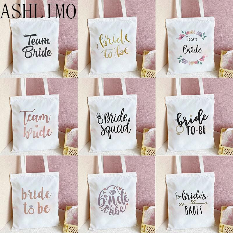Екип Bride To Be Wedding DecorationCtonton Len Tote Bag Чанти за подаръци за шаферки Подаръци за булчински душ Подаръци за моминско парти