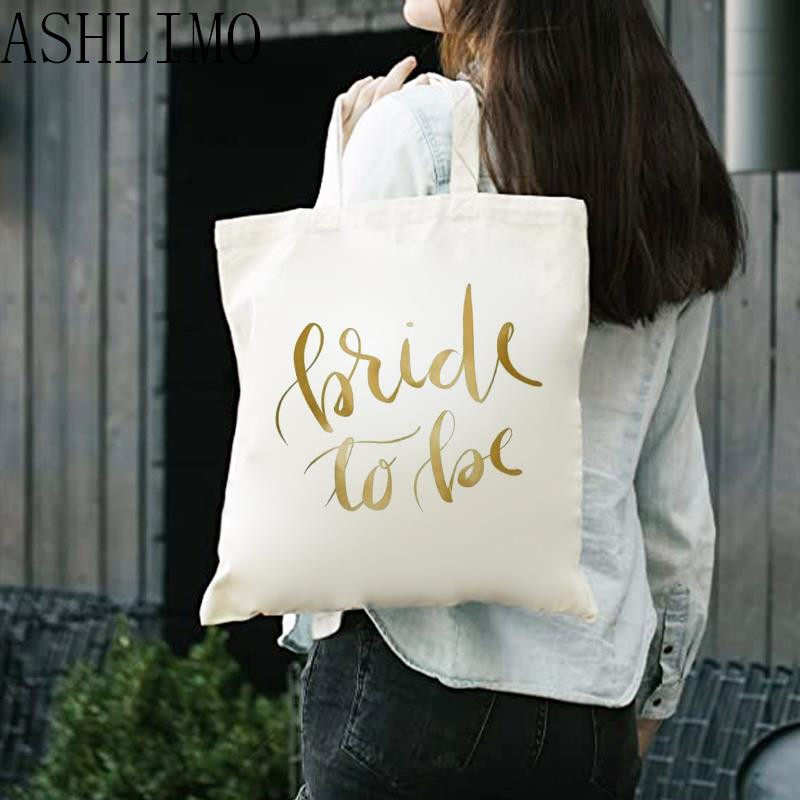 Екип Bride To Be Wedding DecorationCtonton Len Tote Bag Чанти за подаръци за шаферки Подаръци за булчински душ Подаръци за моминско парти