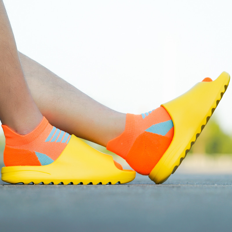 Nyári férfi YZY csúszdák légáteresztő hűvös strandszandálok papucsok halszájú férfi papucsok könnyű csontfehér 35-46-os méretűek