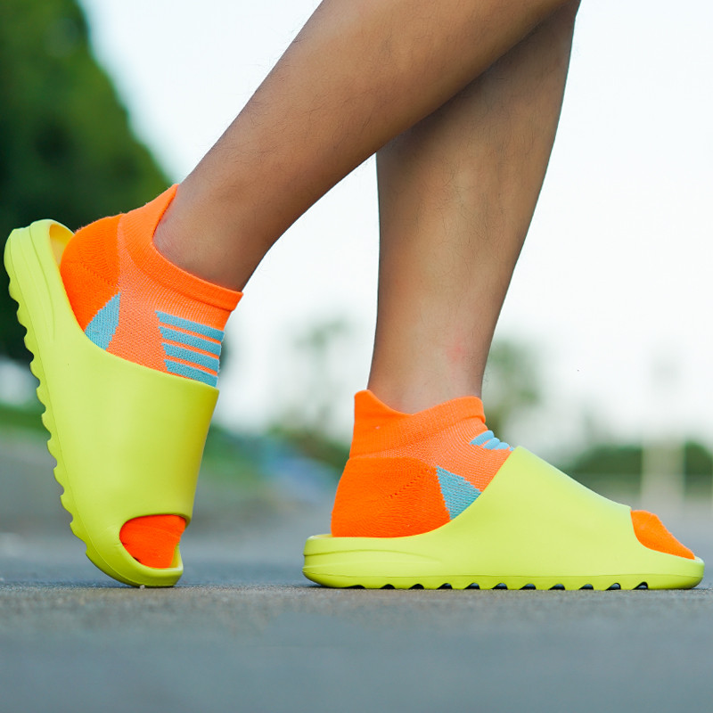 Nyári férfi YZY csúszdák légáteresztő hűvös strandszandálok papucsok halszájú férfi papucsok könnyű csontfehér 35-46-os méretűek