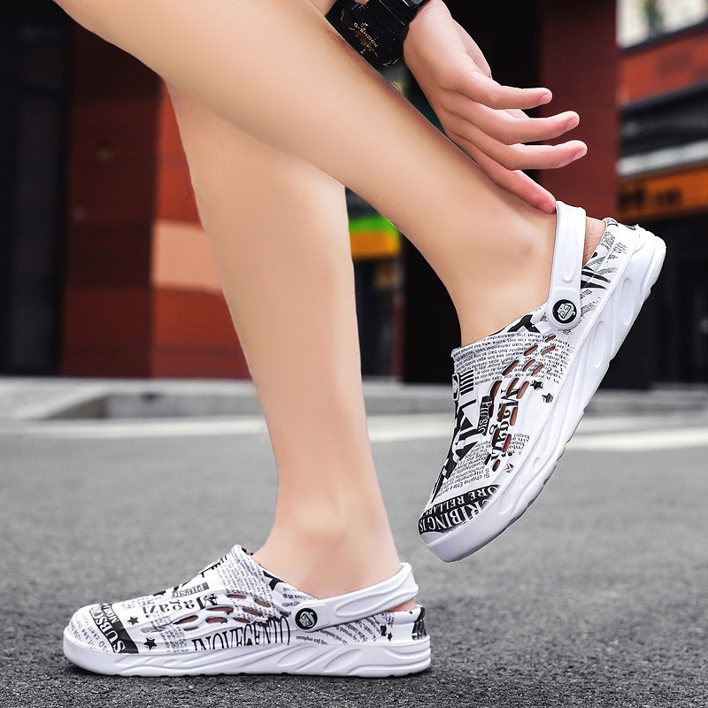 Férfi szandálok nyári új férfi sportpapucsok kültéri csúszásmentes légáteresztő lyukas cipők divatos könnyű strand alkalmi cipők nagy