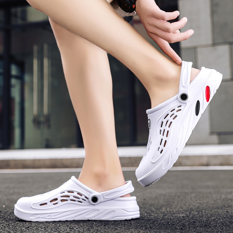 Férfi szandálok nyári új férfi sportpapucsok kültéri csúszásmentes légáteresztő lyukas cipők divatos könnyű strand alkalmi cipők nagy