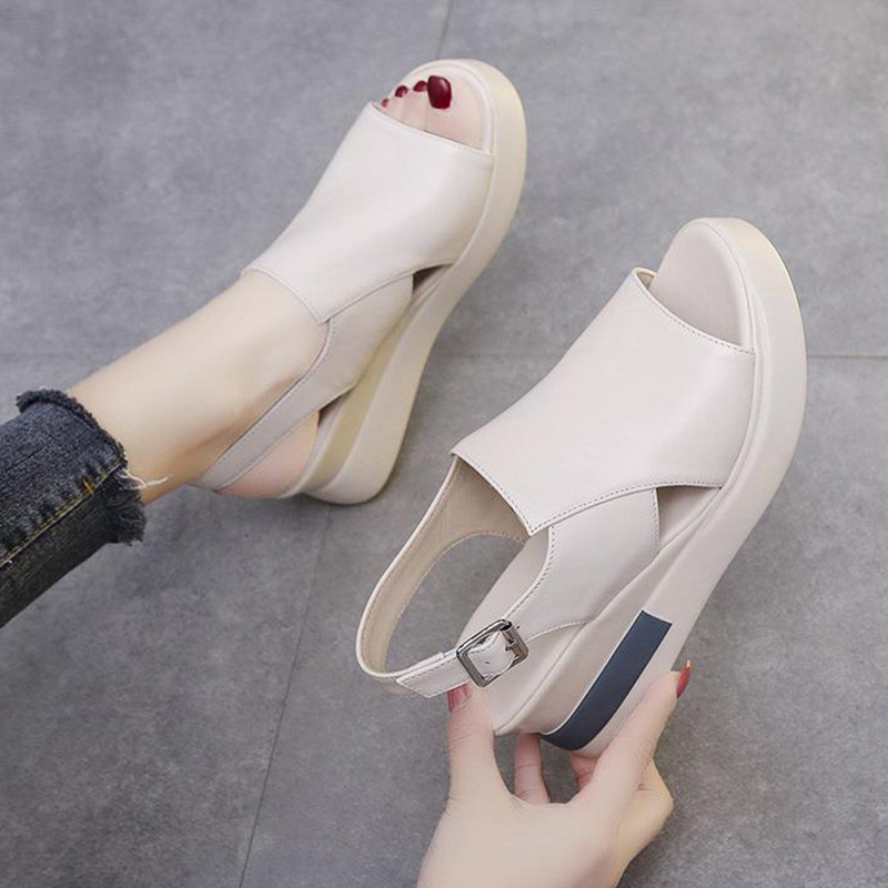 2023-as nyári, vastag alsó, divatos könnyű, lejtős sarkú női szandál, kényelmes hátul üres pattintható szandál nagy méretű szandál