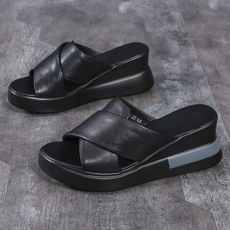 2023-as nyári, vastag alsó, divatos könnyű, lejtős sarkú női szandál, kényelmes hátul üres pattintható szandál nagy méretű szandál