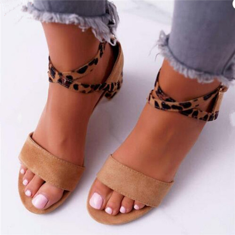 2023-as új, leopárdmintás csatos szandál, egyszínű, nyitott orrú női szandál nyári vékony magassarkú, kényelmes bolyhos cipő 35-43