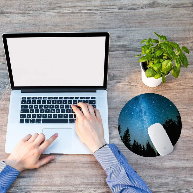 Pine Trees Galaxy egérpad A Tejút a fenyőfák fölé emelkedik Kerek egérszőnyeg Vízálló, kör alakú, csúszásmentes gumitalp