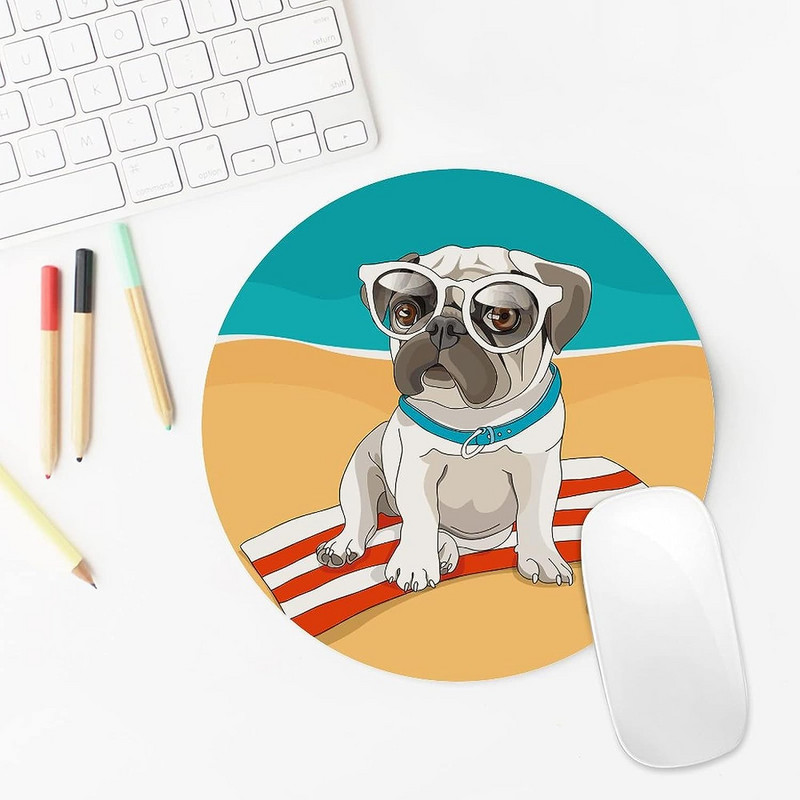 Кученце Мопс на плажа Подложка за мишка с неплъзгаща се гумена основа Сладка кръгла подложка за мишка за лаптоп Компютър Офис бюро Аксесоари 7.8x7.8 In