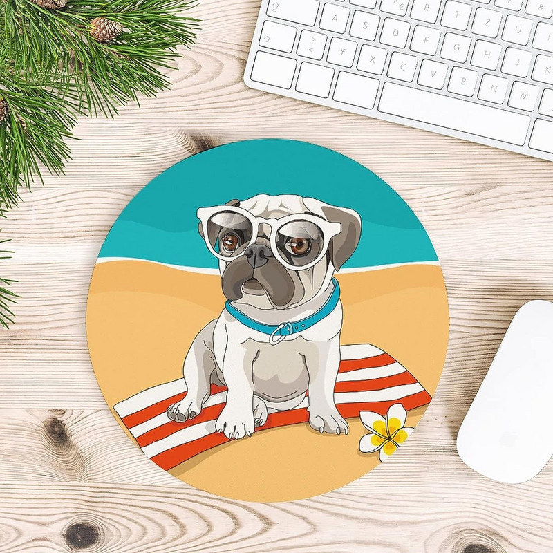 Кученце Мопс на плажа Подложка за мишка с неплъзгаща се гумена основа Сладка кръгла подложка за мишка за лаптоп Компютър Офис бюро Аксесоари 7.8x7.8 In