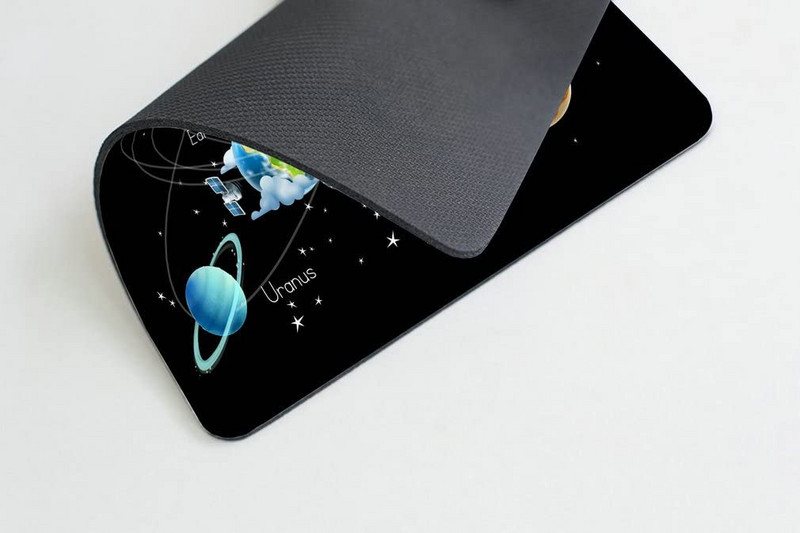 Saulės sistemos planetos Žvaigždės ir Paukščių Tako galaktika Kosminė pelės kilimėlis su saule Merkurijus Venera Žemė Marsas Jupiteris Saturnas Uranas