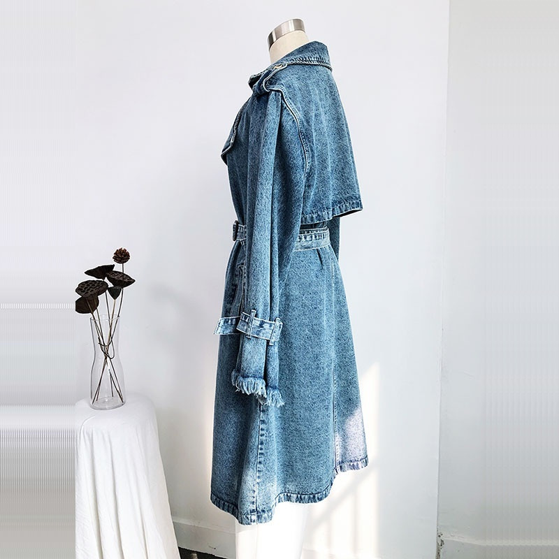 Kevadsügisene keskmise pikkusega teksariidest trenšmantel vööga kulunud jämedalt pikkade varrukatega, vaba vabaaja naiste sinine kauboi tuulejope