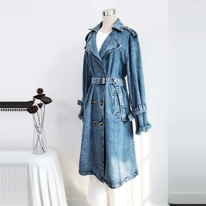 Kevadsügisene keskmise pikkusega teksariidest trenšmantel vööga kulunud jämedalt pikkade varrukatega, vaba vabaaja naiste sinine kauboi tuulejope