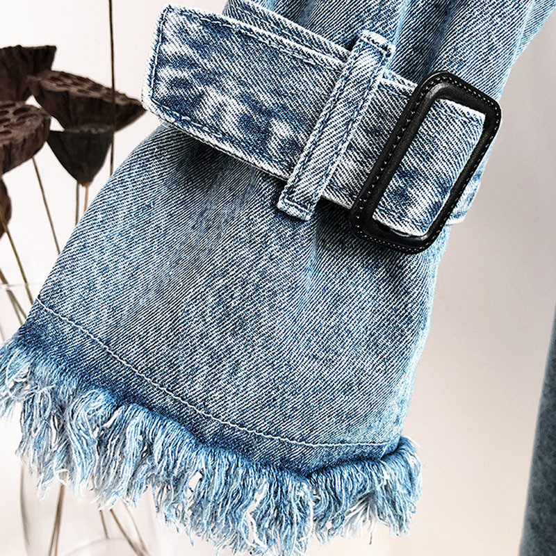 Kevadsügisene keskmise pikkusega teksariidest trenšmantel vööga kulunud jämedalt pikkade varrukatega, vaba vabaaja naiste sinine kauboi tuulejope