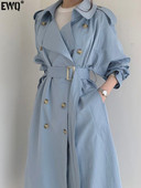 [EWQ] Елегантно дамско палто с колан и дълги ръкави, ветровка с отложна яка, 2023 г., пролетни тренчкоти с връзки, връхни дрехи 16Y5771