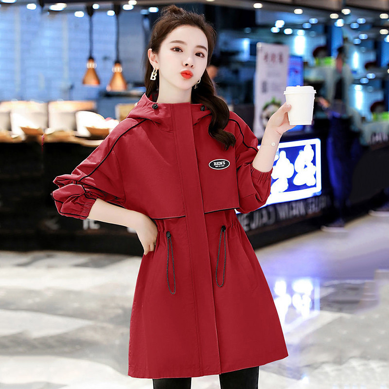 Kevadine uus voodermantel naiste korea vaba õhukese tikitud kirjaga tuulepluus Välisrõivad, vabaaja naiste pika kapuutsiga mantel