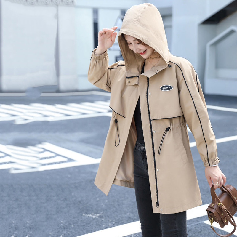 Kevadine uus voodermantel naiste korea vaba õhukese tikitud kirjaga tuulepluus Välisrõivad, vabaaja naiste pika kapuutsiga mantel