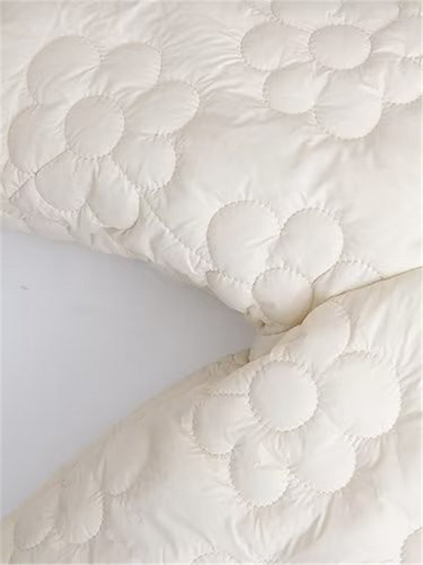 Γυναικείο χειμωνιάτικο μπουφάν με όρθιο γιακά με κουμπιά και floral καπιτονέ με βαμβακερό σάντουιτς στη μέση