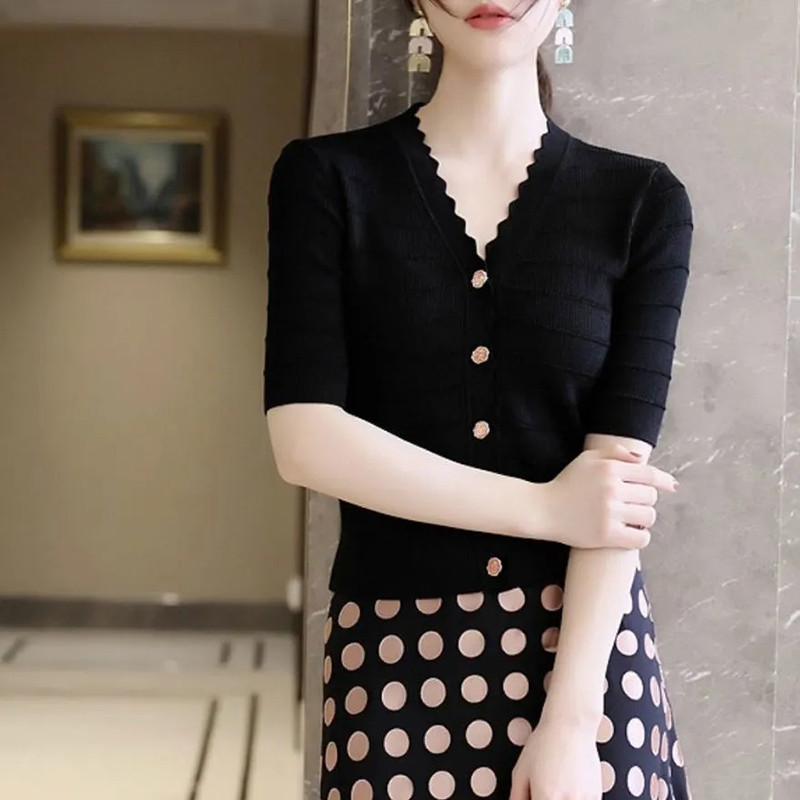 Ljetni korejski modni pleteni kardigan od tanke ledene svile Ženski dio s valovitim rubovima Skraćena pletena majica s V-izrezom, uska jednoredno kopčanje