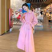 Κομψό, βρετανικό στυλ, μεσαίου μήκους, ροζ λεπτό αντιανεμικό ανεμοθραύστη με φύλλες, φθινοπωρινό πέτο, μονόπλευρη μακρυμάνικη καμπαρντίνα