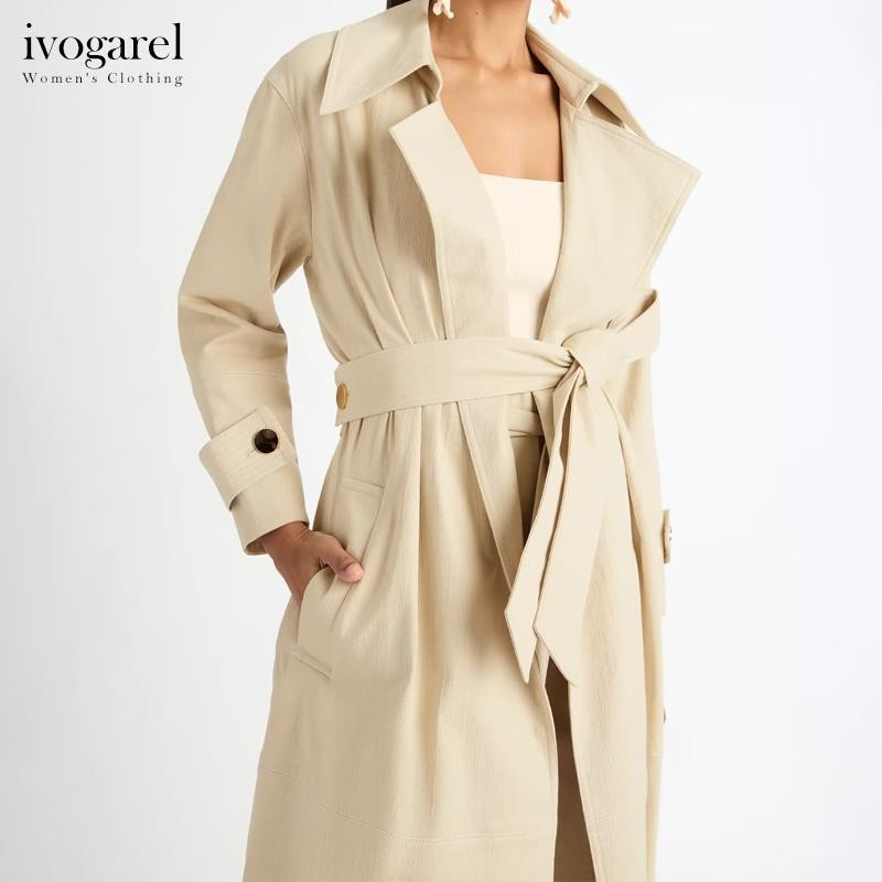Ivogarel ženski elegantni bostonski opušteni trenč kaput pripijenog i opuštenog stila, zlatni gumbi, džepovi sa bočnim šavovima, samotkana kravata
